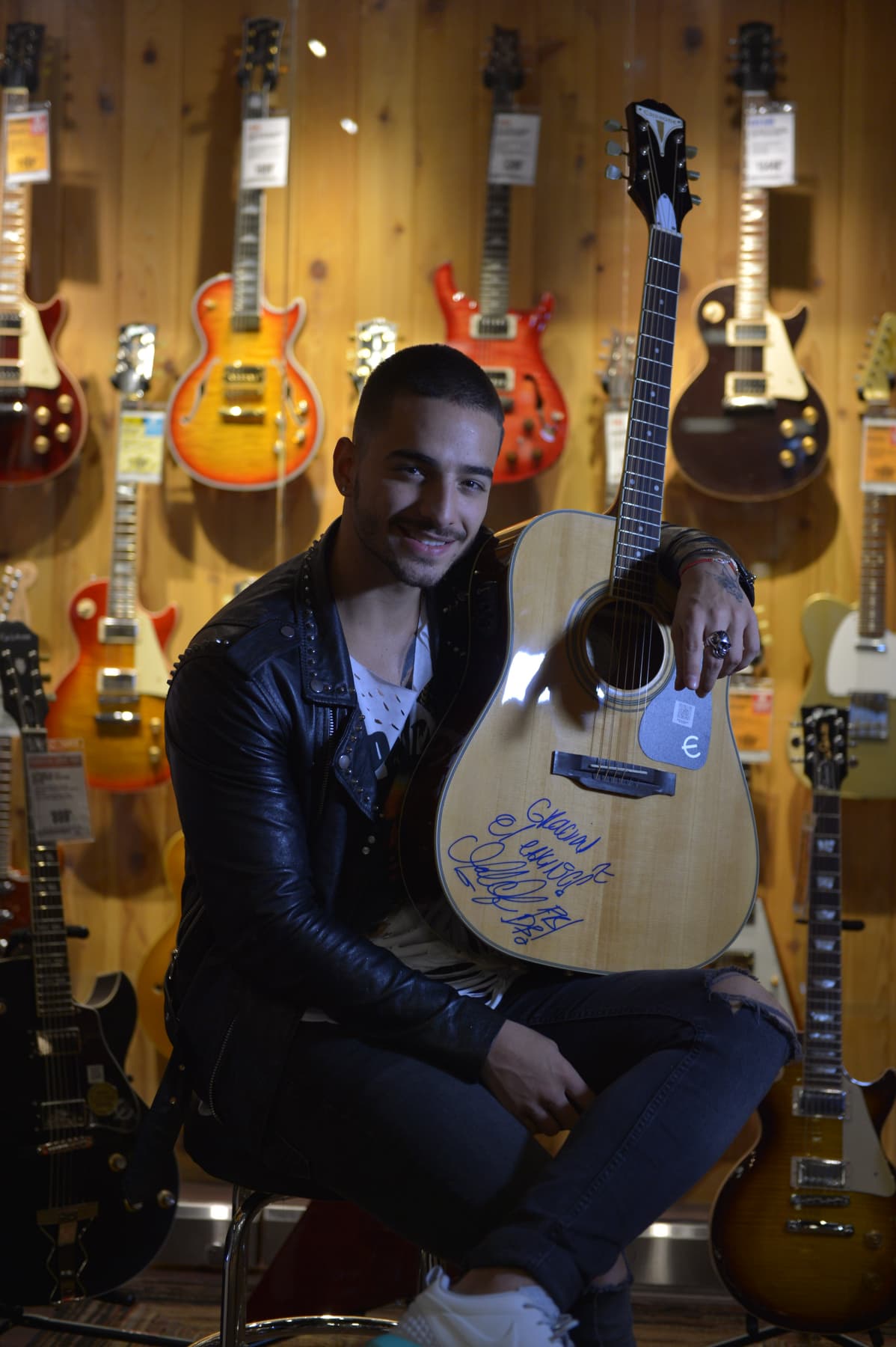 Como todo buen músico le encanta estar en contacto con los instrumentos.