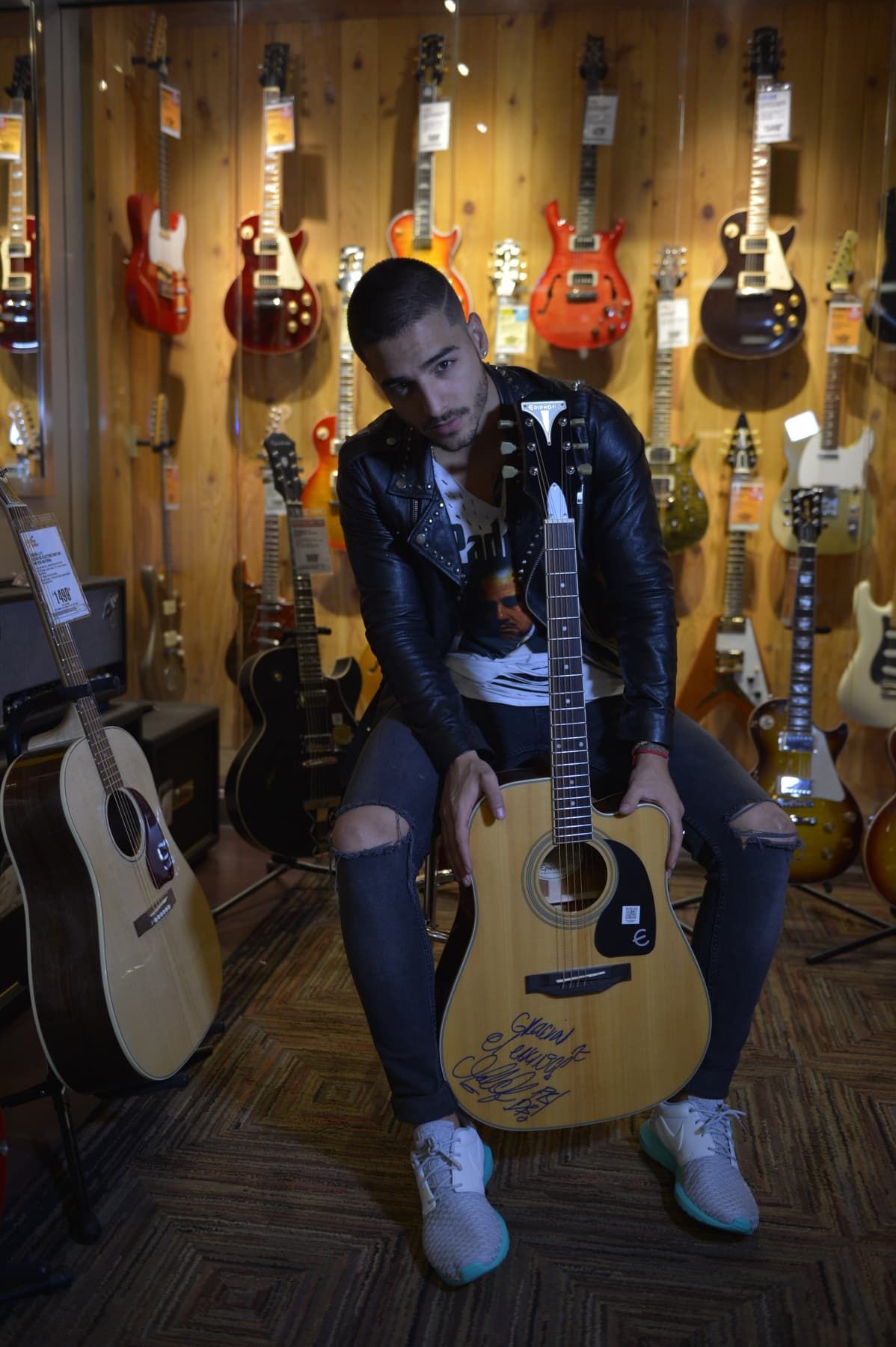 Wow! Esta vez se emocionó tanto con esa linda guitarra...