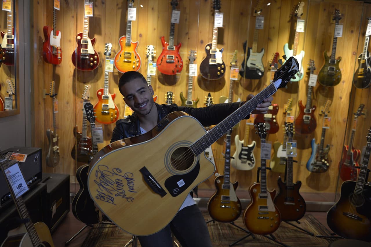 Maluma confesó que le fascinan las guitarras y tomó la que lo enamoró a primera vista.