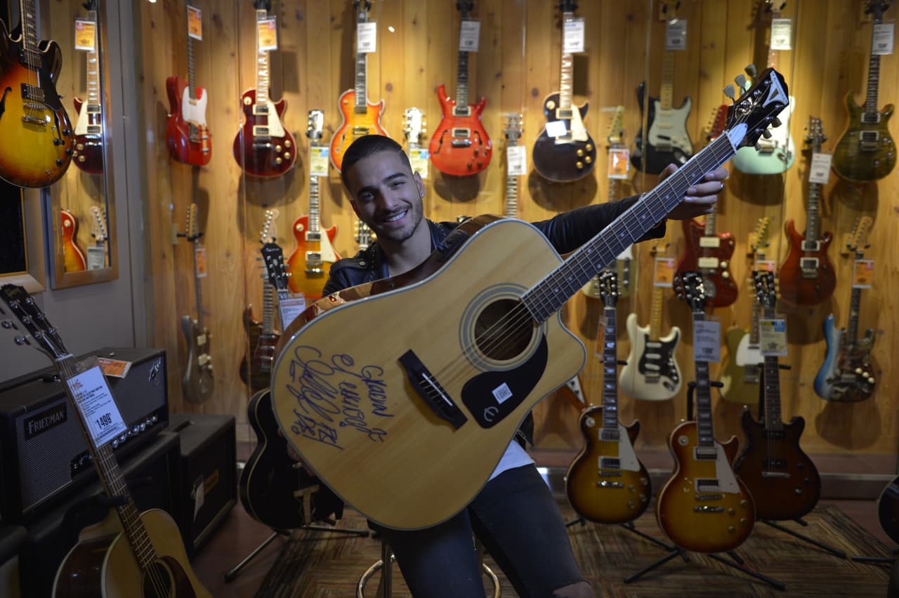 Parece ser que quiere dedicar este detallito a algún afortunado fan.