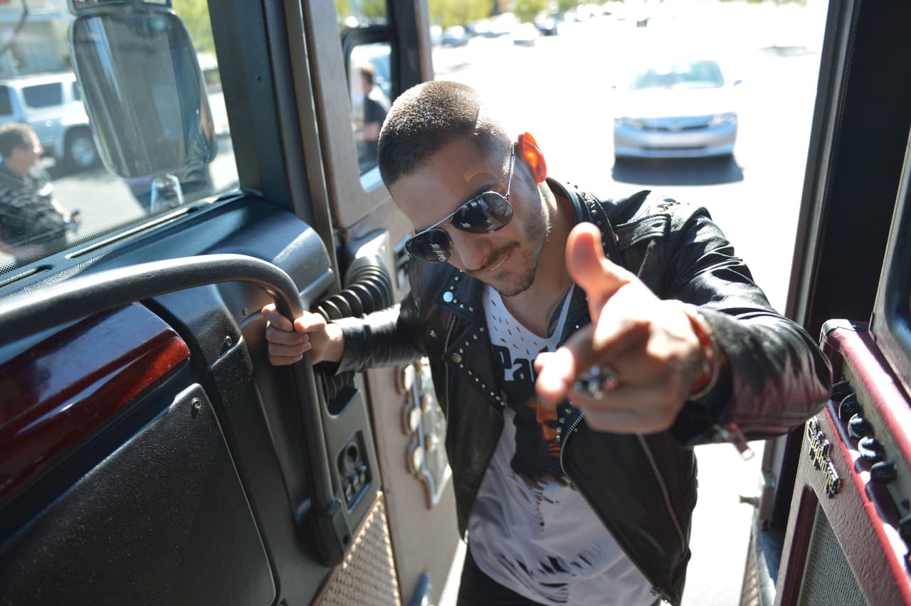 No cabe duda, Maluma es uin ídolo que está levantando por todo lo alto la bandera colombiana.