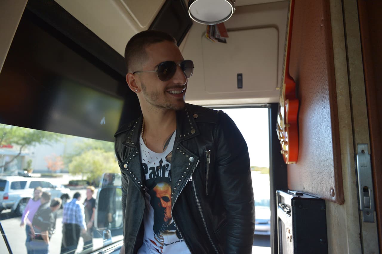 Poco a poco Maluma ingresó a este autobús.