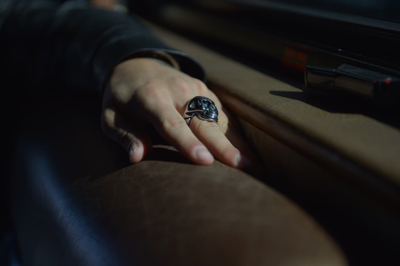 Una caricia con esas manos y vuelve locas a todas sus fans. Es amante de usar llamativos anillos.