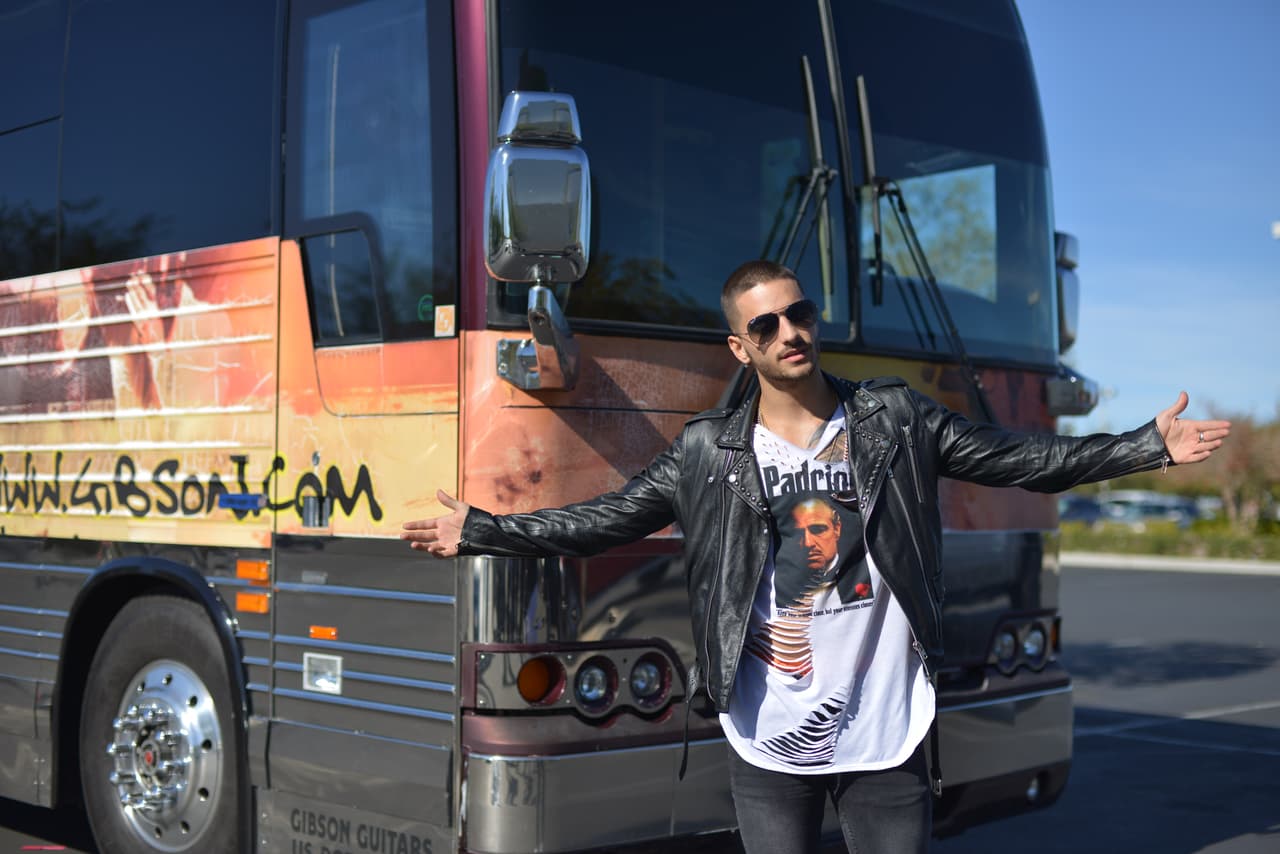 Y estaba súper emocionado por subir al 'Gibson Tour Bus'.