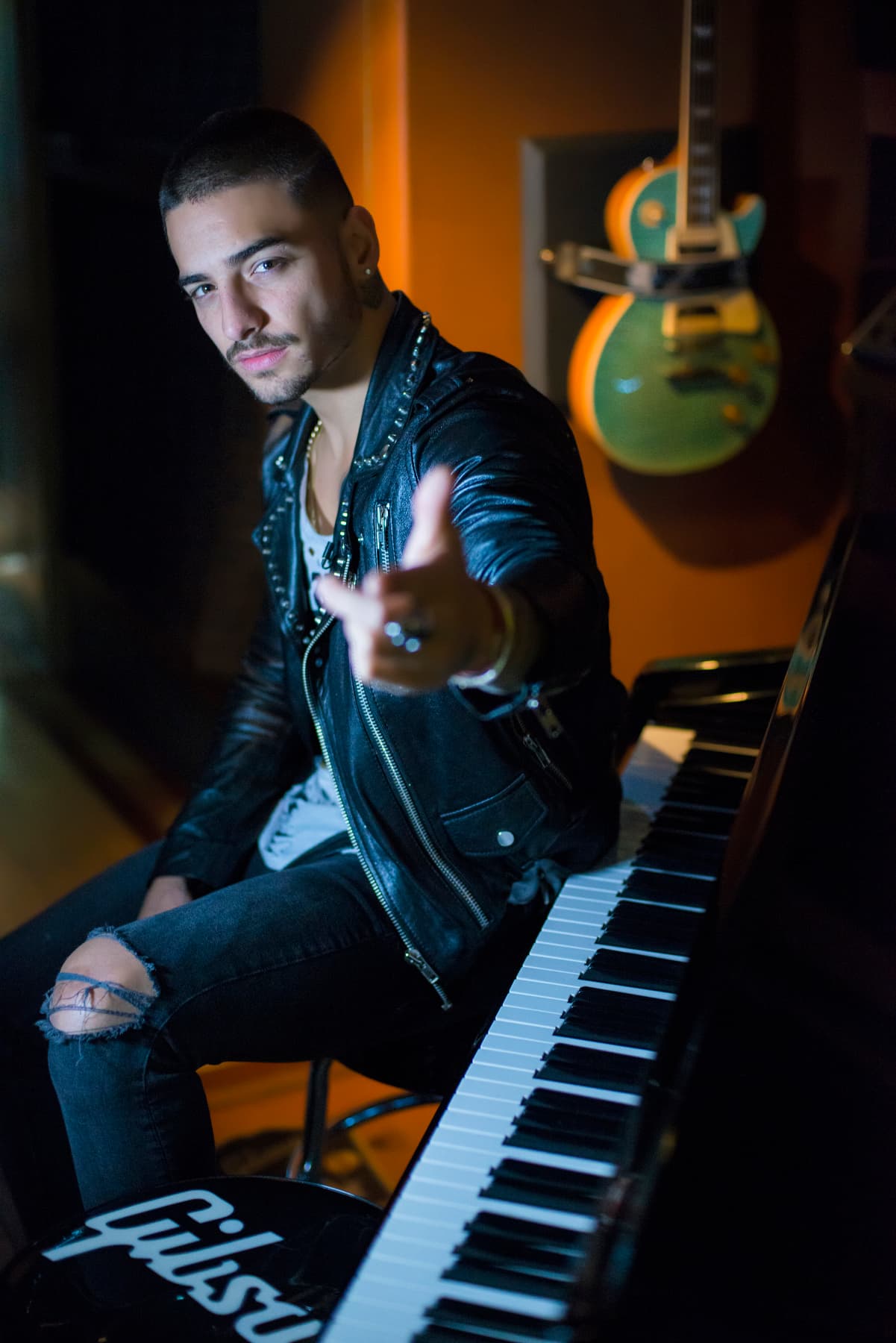 Su papá es el periodista Mark Simpson y creó el término ‘metrosexualidad’ en el periódico británico 
<i>The Independent</i> para hablar de David Beckham y los hombres que cuidaban con mucho detalle su vestuario. 
<br>