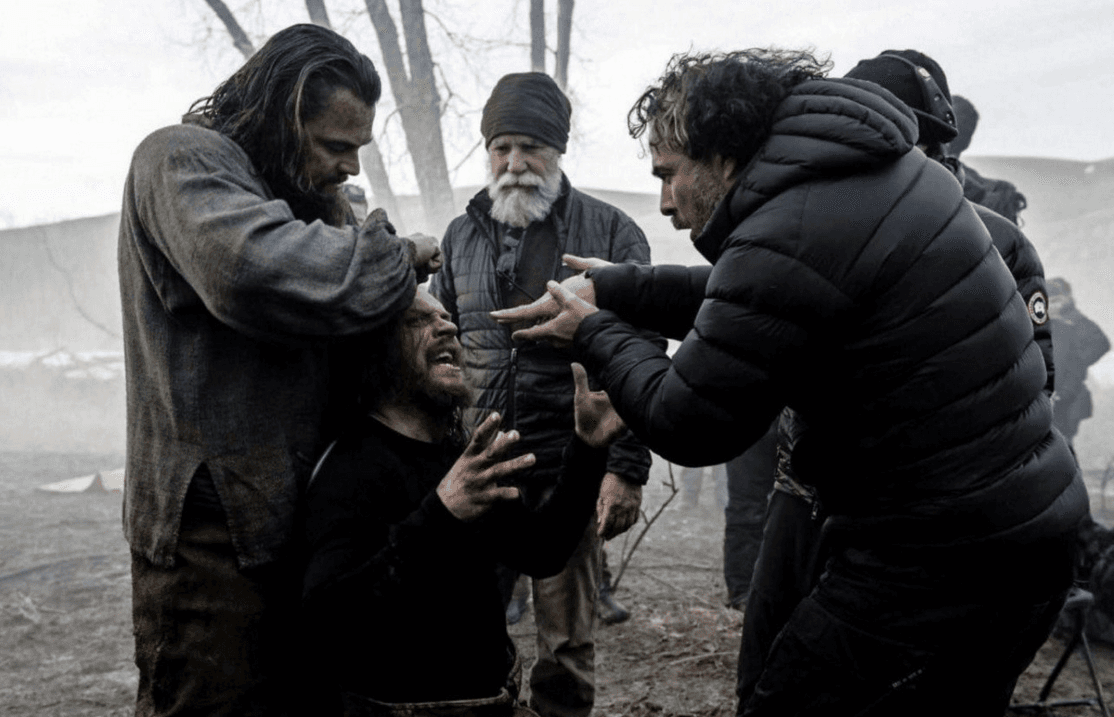 Cuando Tom cuestionó a Iñárritu sobre la seguridad del rodaje, el director para tranquilizarlo le dijo que podía ¡ahorcarlo!, así como lo oyes, Hardy tomó al 'Negro' por el cuello y la imagen se imprimió en playeras.