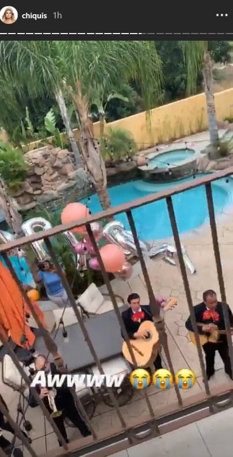 Desde la noche anterior comenzó el festejo con globos y pastel.
<br>