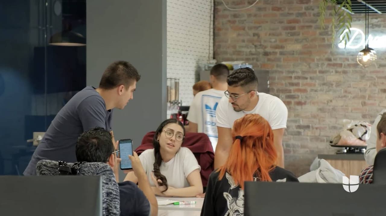 “Debemos 
<b>salir a buscar las oportunidades,</b> estas no van a venir a tocarnos las puertas”, enfatizó el joven empresario y explicó cómo fue que navegó a contracorriente en un período en el que muchos pensaron no habría oportunidades para hacer negocios o establecer una empresa con alcance internacional.