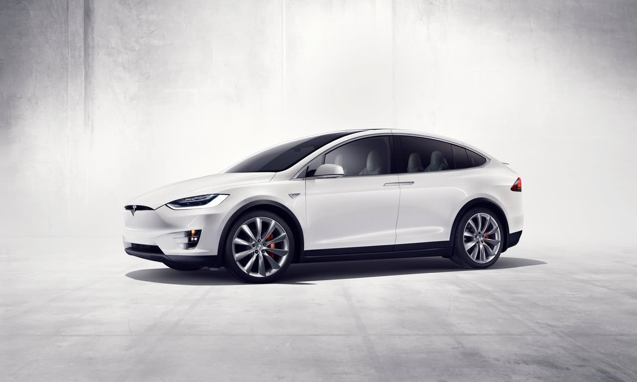 <b>6. Tesla Model X</b>: los problemas de confiabilidad de la camioneta crossover de Tesla han sido bien documentados. Sin embargo para Consumer Reports la Model X ofrece más imagen que practicidad. La publicación nos recuerda los muchos problemas que tienen las puertas traseras tipo ‘halcón’, sus cerraduras, sus equipos electrónicos y el sistema de climatización.