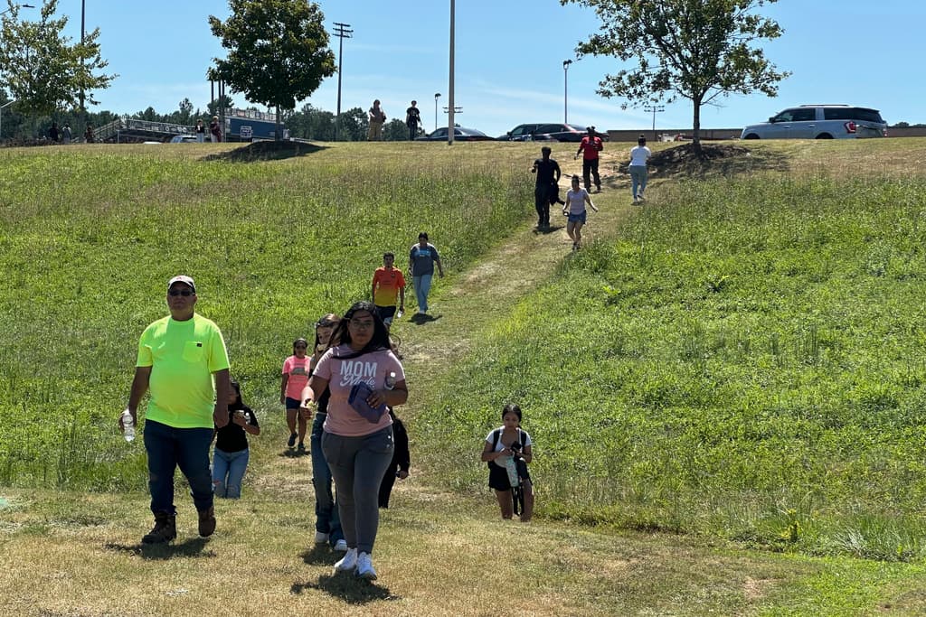 Una vez la situación estuvo bajo control, los padres de los estudiantes recibieron el llamado para que les recogieran en la Apalachee High School.