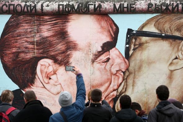 Durante el día, los visitantes fotografiaron los diversos graffitis del lado Este. En esta imagen aparece el Secretario General del Comité Central del Partido Comunista de la Unión Soviética, Leonid Brezhnev, y el de de Alemania Oriental, el Secretario General del Partido Socialista Unificado de Erich Honecker, besándose.