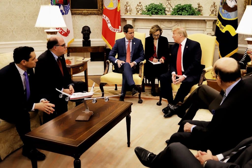 Junto al presidente interino Juan Guaidó, estaban también Carlos Vecchio, el embajador de Venezuela en Estados Unidos y Julio Borges, el comisionado presidencial para las relaciones exteriores de Venezuela.
<br>