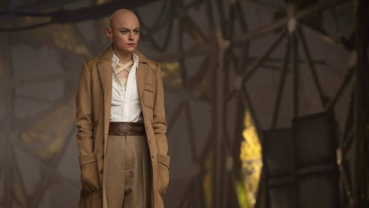 Emma Corrin le da vida a Cassandra Nova.