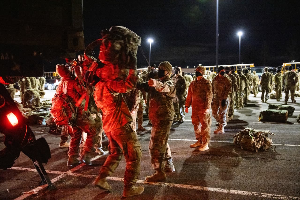 <b>Dos oficiales generales se encuentran entre los que serán destituidos de sus trabajos. </b>Los despidos y suspensiones incluyen al general de división del Ejército 
<a href="https://www.univision.com/local/austin-kakw/nuevo-mando-en-fort-hood-anuncia-una-operacion-especial-en-la-zona-ante-las-desapariciones-y-muertes-de-varios-soldados-video">Scott Efflandt</a>, quien quedó a cargo de la base a principios de este año cuando Guillén fue asesinada. Los líderes del Ejército ya habían retrasado el traslado planificado de 
<a href="https://www.univision.com/local/austin-kakw/anuncian-cambios-en-los-mandos-de-la-base-fort-hood-ante-la-desaparicion-y-muerte-de-varios-soldados-video">Efflandt a Fort Bliss</a>.