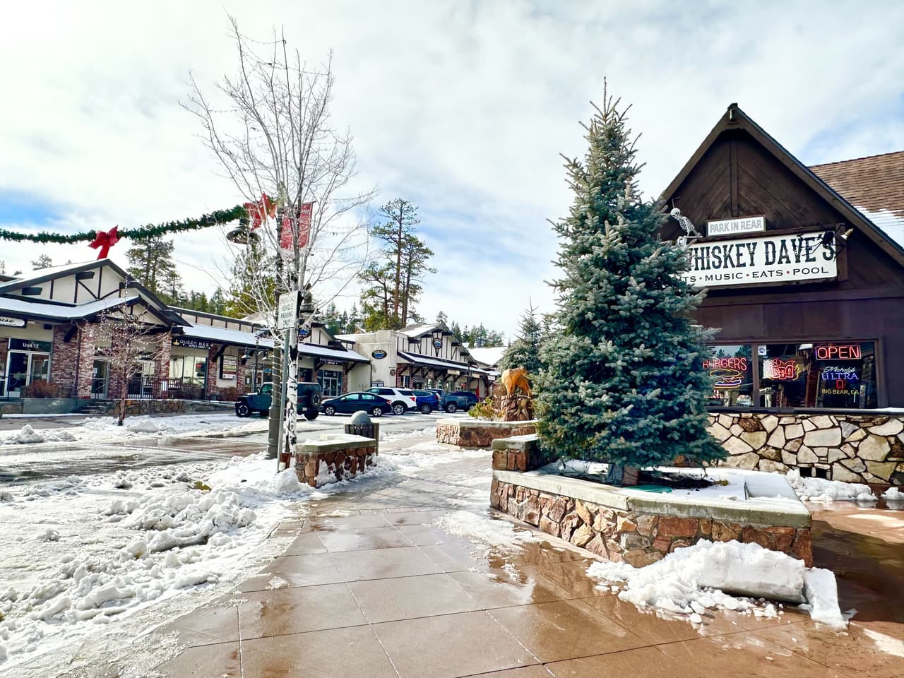 Hay muchas actividades que puedes hacer aquí. Cómo ir de compras, adquirir un recuerdos en las boutiques y probar exquisítos platos en sus restaurante locales.
