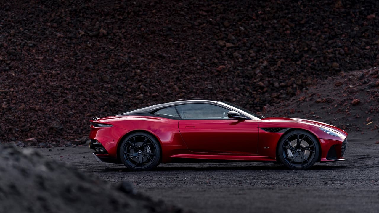 Aston Martin ofrece dos diseños de rin para el DBS Superleggera: el de rayos en forma de ‘Y’ en la imágen para los rines estandar y un diseño de rayos dobles de paso ligero para los opcionales. En ambos casos el diámetro es de 21 pulgadas para utilizar neumáticos Pirelli desarrollados especialmente para el DBS Superleggera.