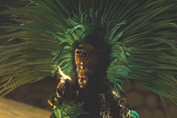 Llevaban los rostros y el pecho pintados de negro y blanco, y vestían pectorales, cintos con ídolos y rodilleras.