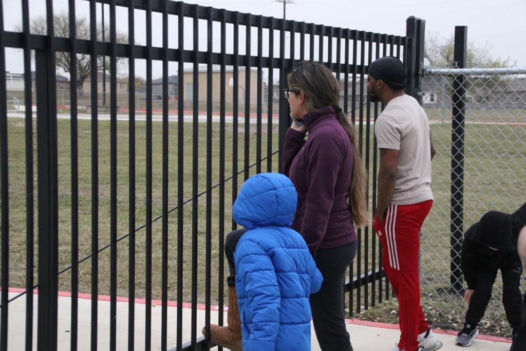 Como medida de precaución, la escuela fue cerrada conforme lo marcan los protocolos. Los padres no podían entrar ni los alumnos salir, en tanto las autoridades inspeccionaban la escuela buscando la posible arma reportada. 
<br>