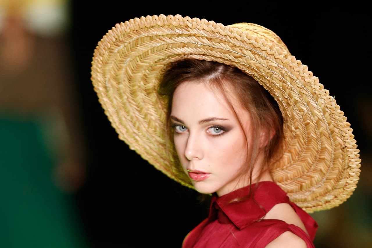 Los sombreros son desde hace unos años los accesorios más apetecidos por todas. Ya sean de terciopelo, gamuza, ala grande, 'panama hat' o estilo vaquero, este accesorio no puede faltar en tu clóset aunque siempre hayas jurado que no los llevarías. El festival de música Coachella es, en realidad, un gran desfile de sombreros.