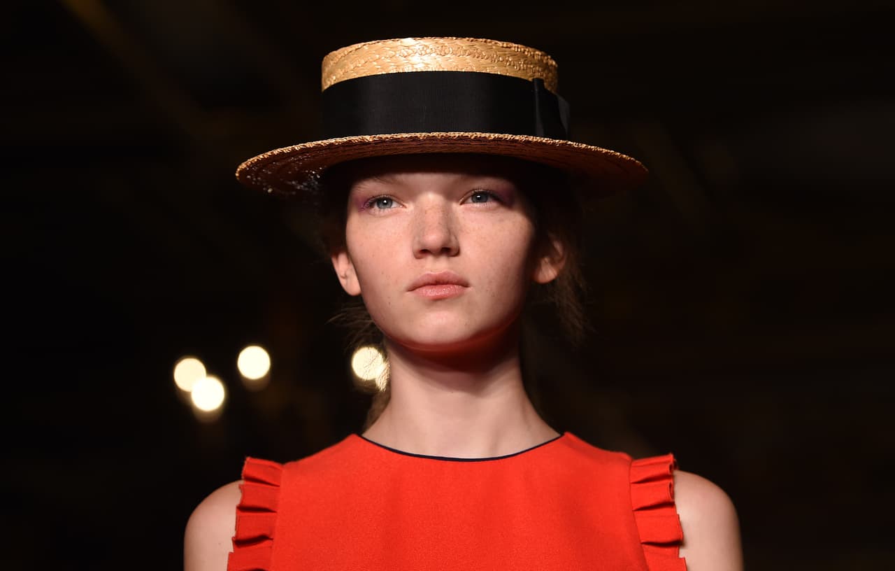 El sombrero rejoneador es el más difícil de encontrar, pero el que llevarán las verdaderas amantes de la moda. En paja, imita el tradicional sombrero de las faenas de toros.