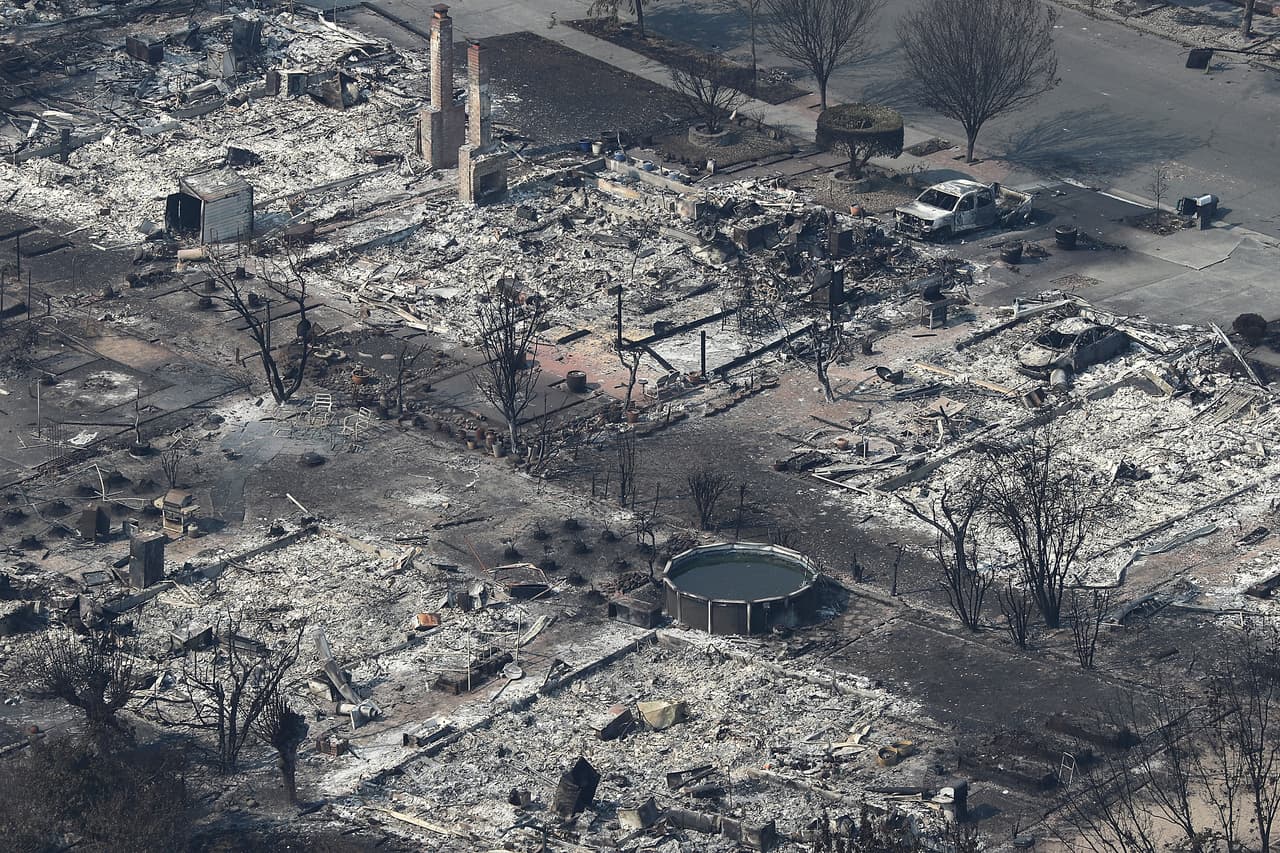 Una vista aérea de las casas destruidas en el vecindario de Coffey Park.