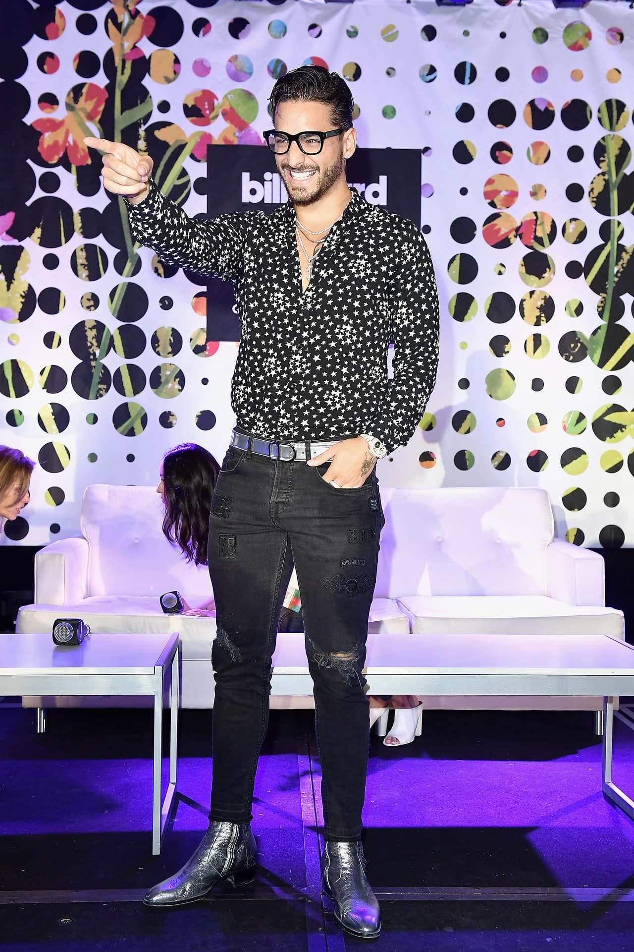 El universo latino, tampoco se ha escapado de esta tendencia de la moda. Cantantes como Maluma los usan con frecuencia combinándolos con otros trends como los botinos metálicos.