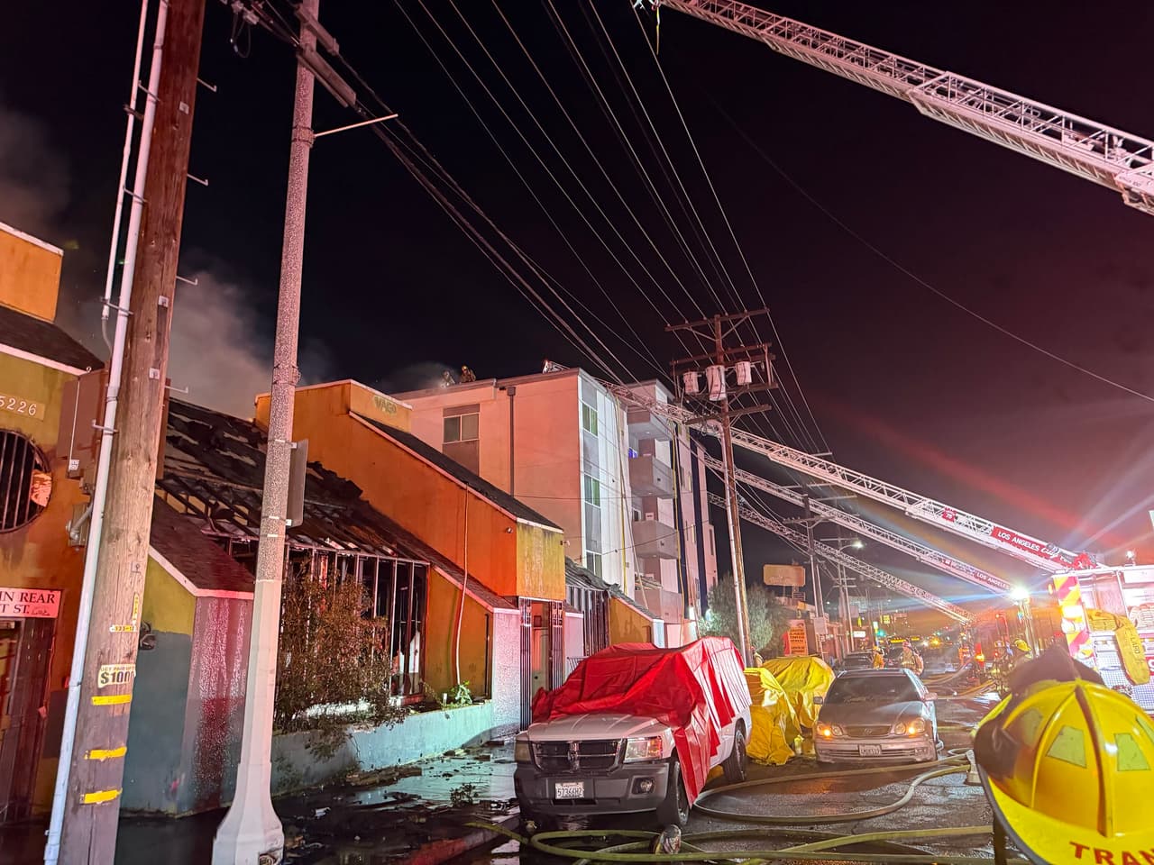 Este jueves, con la ayuda de maquinaria pesada para remover escombros de manera controlada y evitar más colapsos, los equipos de búsqueda –incluyendo investigadores de incendios provocados y más perros– localizaron el cuerpo.