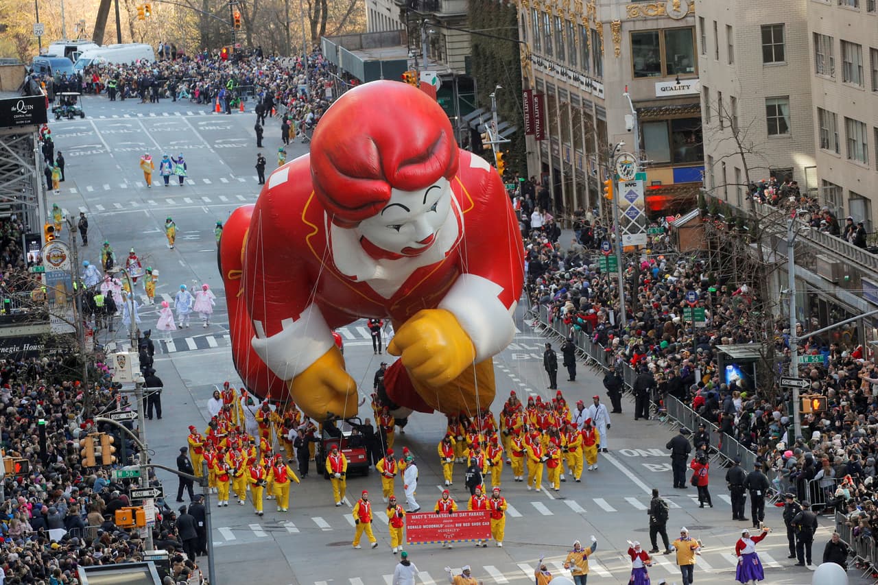 Ronald McDonald tratando de alzar el vuelo para iniciar su trayecto. El payaso es uno de los globos más icónicos del desfile.