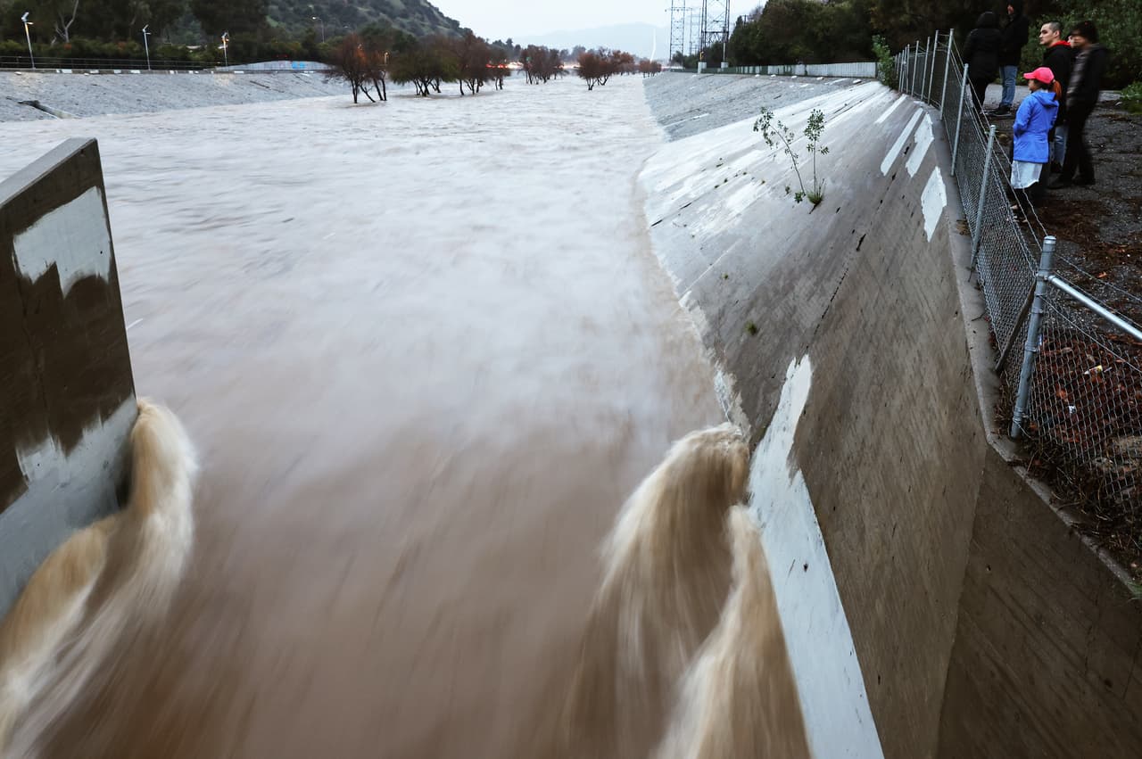 Asimismo en las primeras horas, alrededor de 1.4 millones de personas en Los Ángeles se encontraban bajo advertencia de inundación.