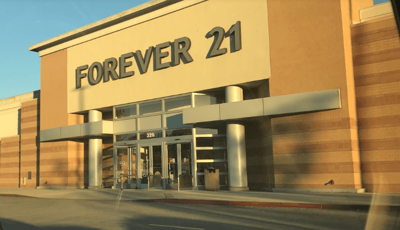 Lakewood Center Mall en el 326 Lakewood Center Mall, Lakewood, CA 90712.