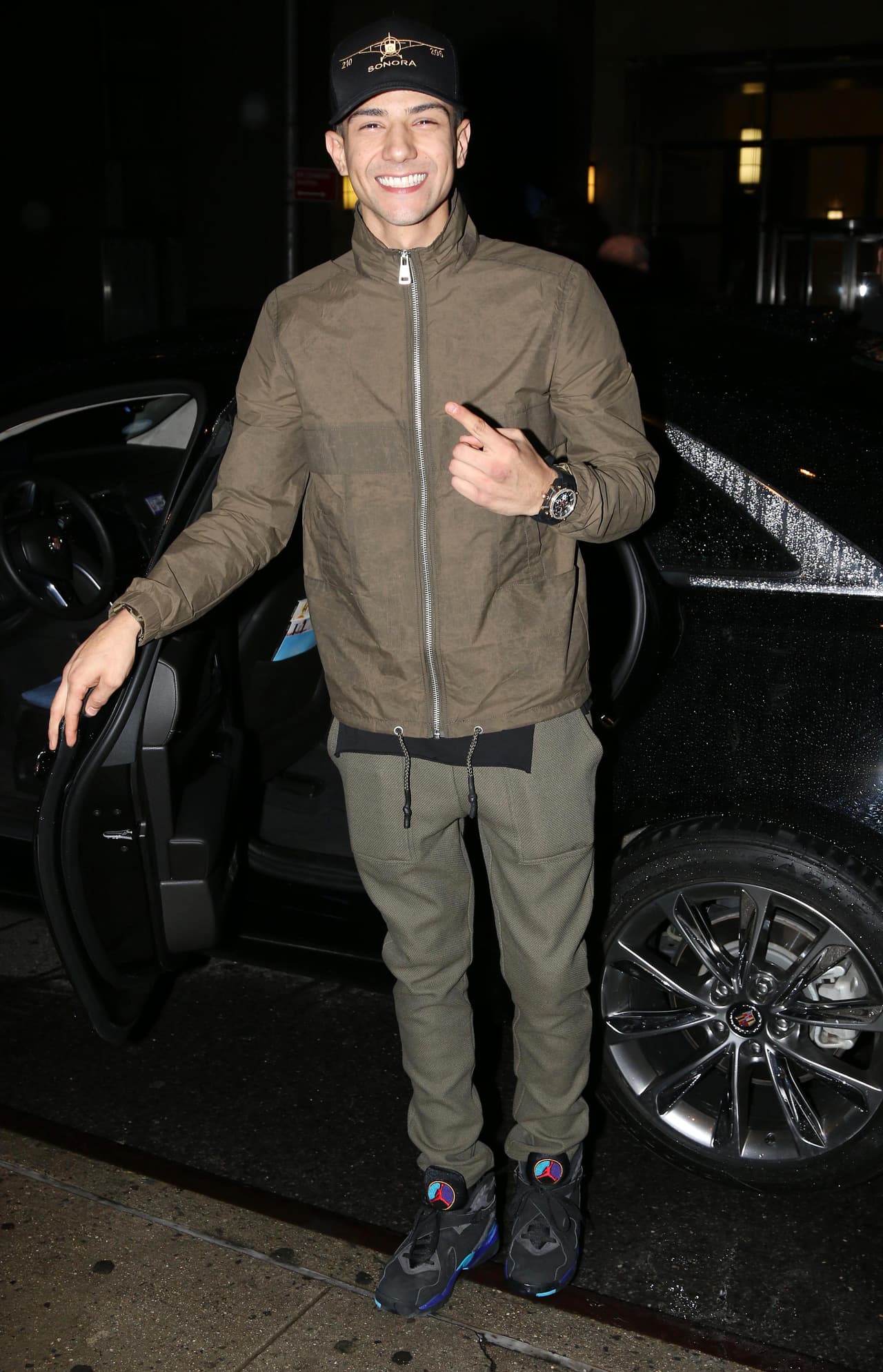 Y qué decir, a la hora de lucir casual, Luis es también todo un 'Coronel'. Le encantan los sombreros, las gorras, las chamarras y los tenis. Es el perfecto ejemplo del cantante de regional mexicano actual.