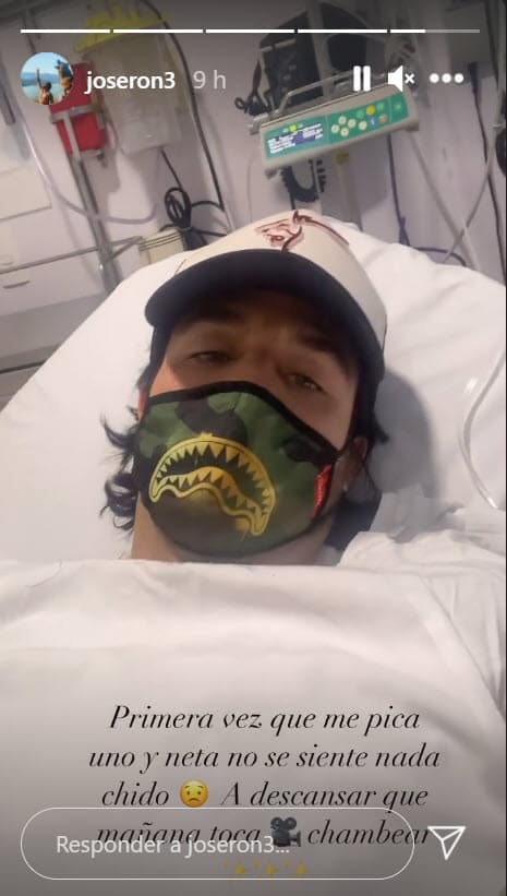 En otro video que colgó, se le ve recostado en la cama del hospital conectado a un oxímetro para monitorear su nivel de saturación de oxígeno. En su otro brazo recibía suero intravenoso.