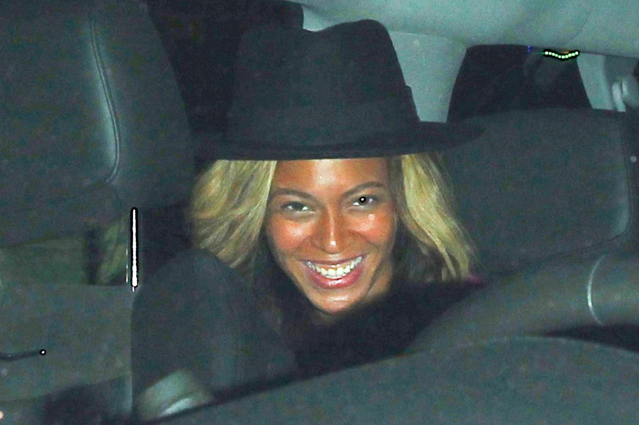 ¡Y ella hasta les coopera! Sí en verdad no quiere que la tomen así, debería de arreglarse un poquito más.