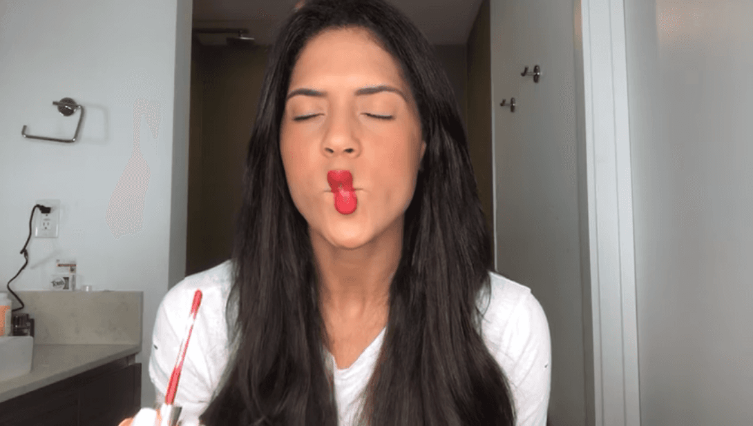 Este fin de semana mientras se maquillaba para salir con su novio descubrió que se podía pintar los labios con los ojos cerrados, por lo que no dudó en compartirlo con sus seguidores y les enseñó cómo hacerlo.
<br>