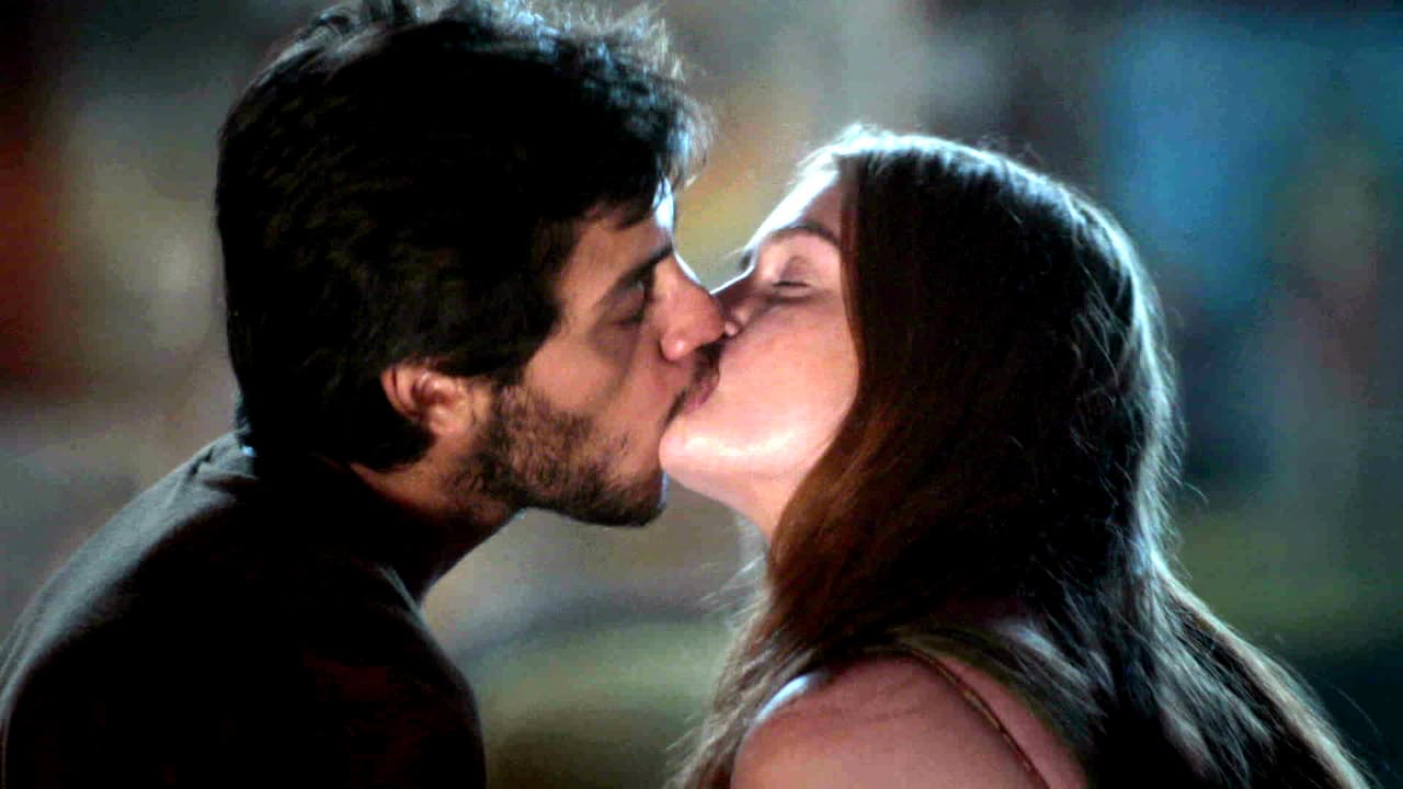 Eliza por fin aceptó la propuesta de Arturo y se tuvo que ir a vivir con él para su entrenamiento, pero antes de partir se despidió de Jonathan en una romántica noche.