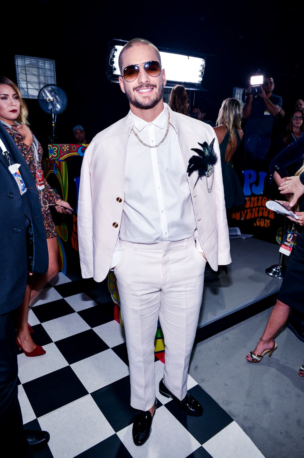 Maluma hizo que el rosa fuera el color más sexy y perturbador de la noche. Con un saco perfectamente cortado, puesto sobre los hombros y un aplique de plumas, este nuevo y sofisticado gánster del Siglo XXI dejó claro que la formalidad no tiene por qué ser aburrida.