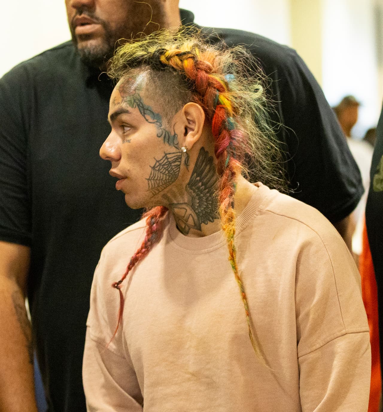 El rapero Tekashi 6ix9ine comenzó testificar en una corte de Nueva York luego de
<b><a href="https://www.univision.com/entretenimiento/tekashi-6ix9ine-se-declara-culpable-de-todos-los-cargos-pide-perdon-y-coopera-con-fiscalia-fotos">declararse culpable</a></b> de los 9 cargos que pesan en su contra, relacionados con crimen organizado, conspiración, delitos con armas de fuego y narcotráfico.
