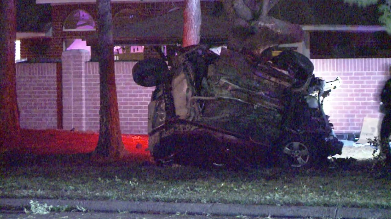 Muere conductor al chocar contra un árbol durante una persecución policial