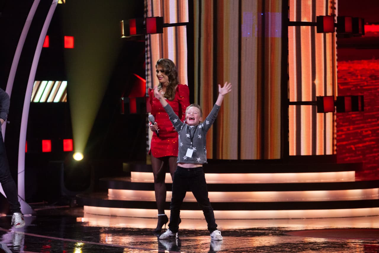 Como una verdadera estrella, en los cortes comerciales, Mateo imitaba a su madre sobre el escenario y contestaba los saludos del público desde donde le gritaban su nombre. "Te hablan guapo. Salúdalos", le decía Galilea a su hijo para que rompiera la timidez y se mostrara más suelto, como lo hemos visto en otras ocasiones.