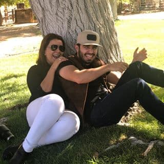 El intérprete de éxitos como 'Claro y obvio' y 'Tu aroma', agrega: “Aparte mi hermana es
<i> </i>todóloga, ¿eh? No solo me cuida, también me organiza los vuelos, ve las finanzas, está pendiente que me alimente y, si está arrugada la camisa ¡hasta me la plancha! Pero sobre todo la pasamos muy bien juntos”.