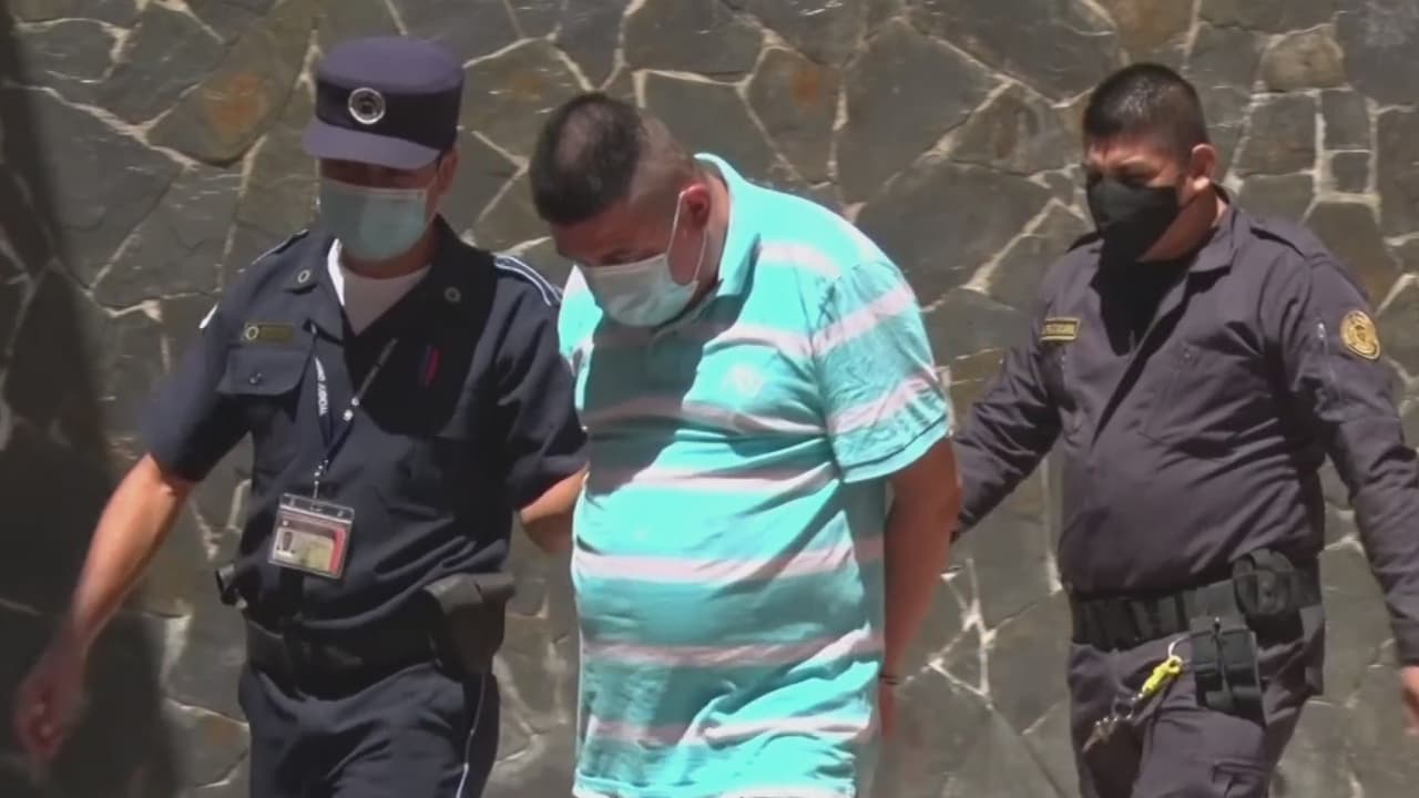 <b>Acusan a este hombre de violar a niños y de publicar los videos en internet</b>
<br>
<br>La policía en Guatemala dijo haber encontrado evidencia de los señalamientos sobre abuso sexual a seis niños y a una niña. Aseguran que al parecer el sujeto obligó a su hijo menor de edad a presenciar estos actos.