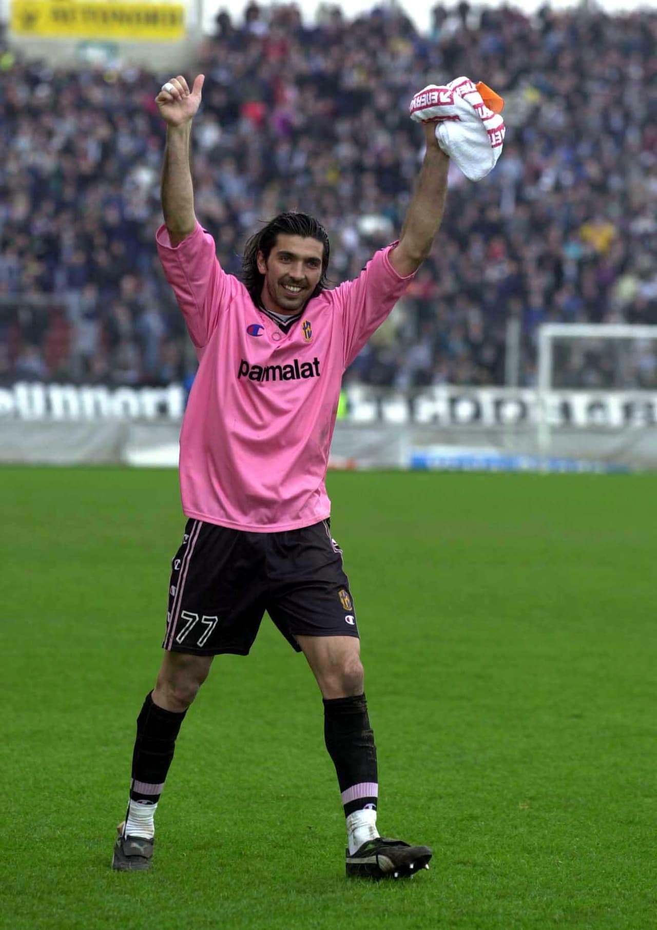 En el Parma conquistó la Coppa Italia en la temporada 1988-99, la Supercoppa de Italia en 1999 y la Copa de la UEFA en esa misma campaña.