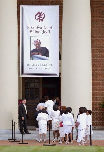 Invitó a Angelou a recitar su poema "On the Pulse of Morning" en su primera sesión de investidura en 1993.