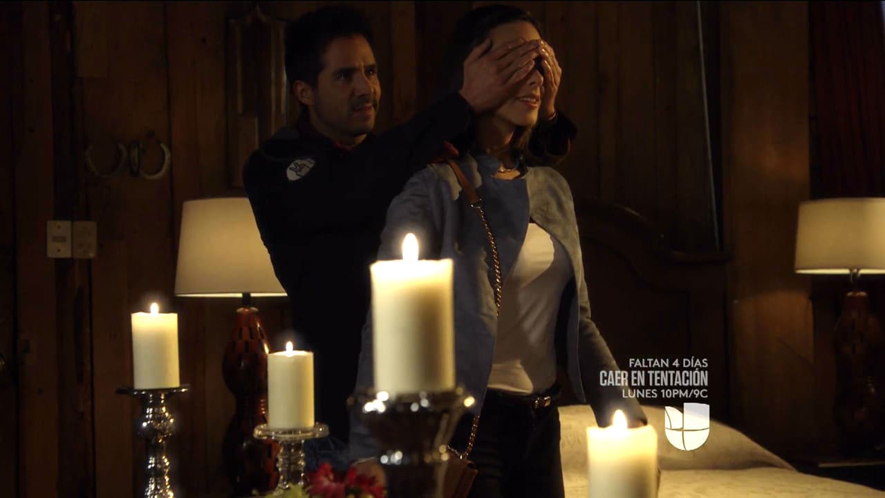 Al llegar, una cabaña llena de velas los esperaban.