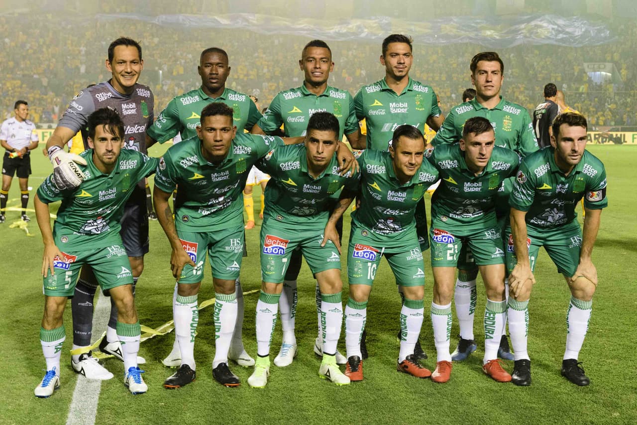 Los jugadores del Club León posan antes del inicio del partido.