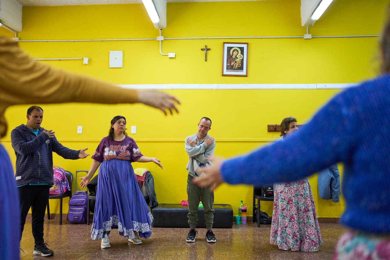 Los residentes del hogar participan en un taller de danza