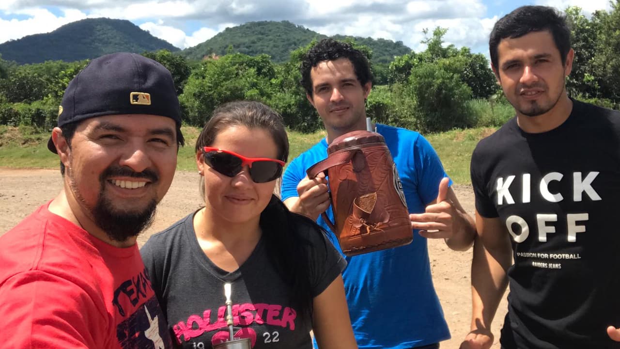 José Carrera, productor de Noticias 45 a las 5, con sus hermanos Felicia, Luis y Alcides.