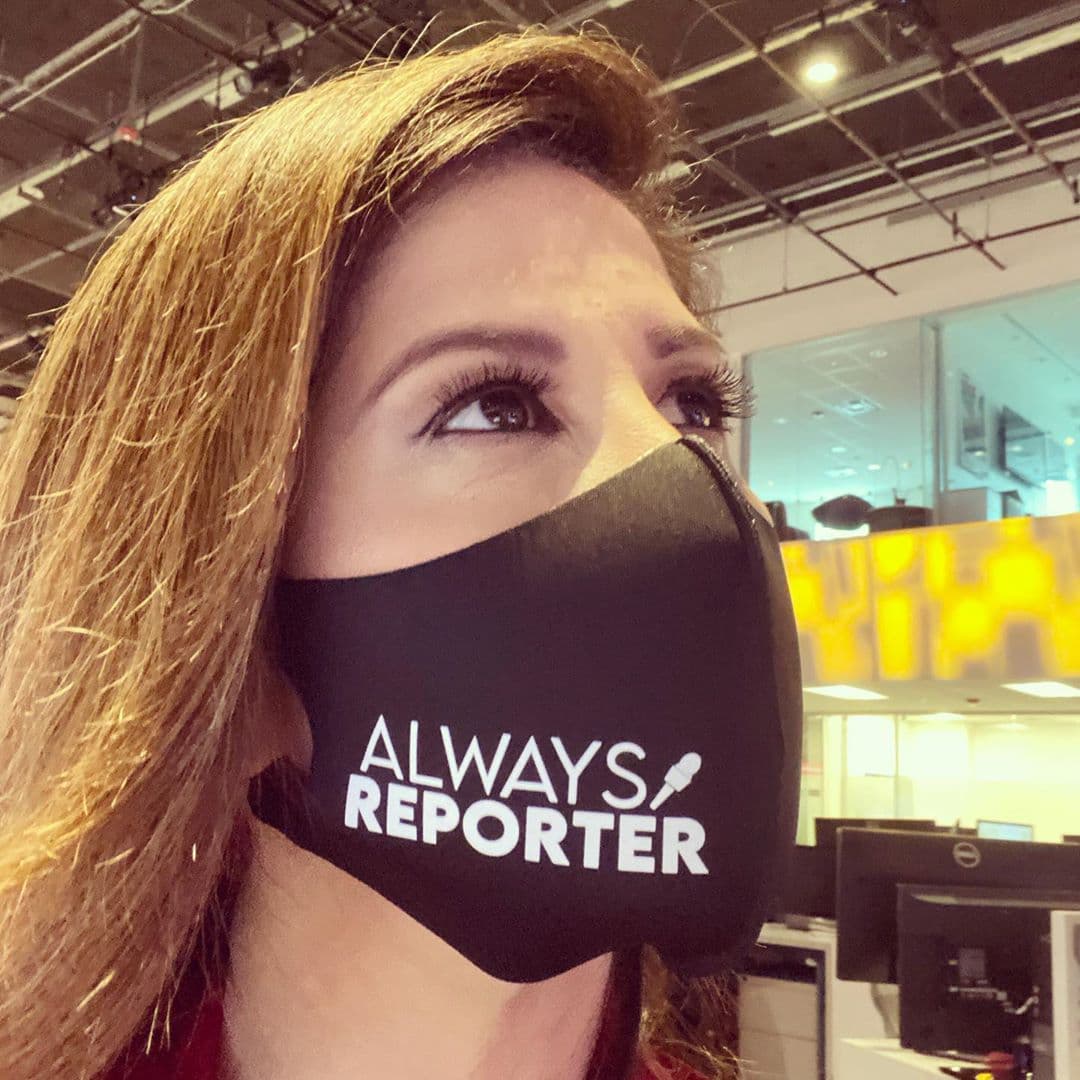 No hay virus o factor alguno que detenga a un gran periodista. Tal como nuestra Elyangelica, quien usa con orgullo su máscara cubrebocas en la que se asume como reportera por siempre.