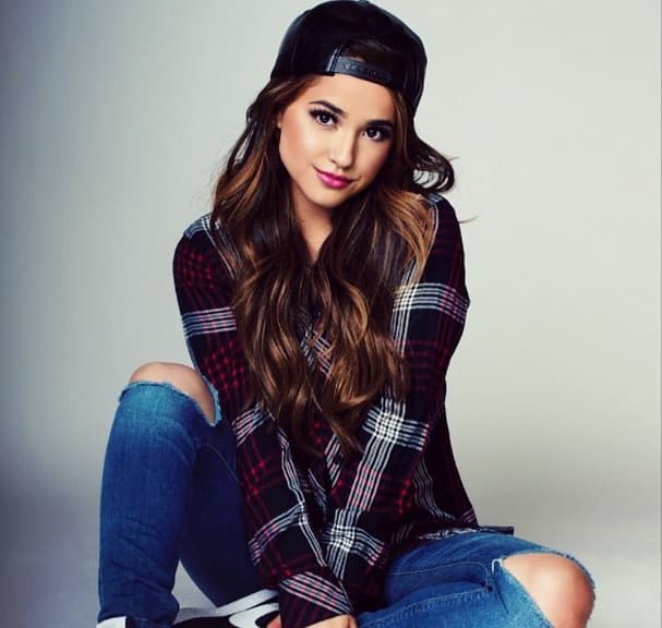 Becky G se ha convertido en una joven cantante que inspira a los jóvenes.