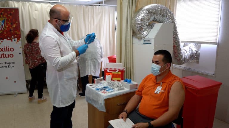 Sobre 2,000 empleados y médicos han sido vacunados contra el covid-19 en el Hospital Auxilio Mutuo